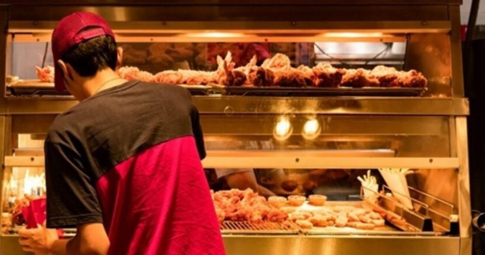 Detectaron adolescentes empleados en un local de comida rpida e investigan si se trata de trabajo infantil