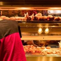 Detectaron adolescentes empleados en un local de comida rpida e investigan si se trata de trabajo infantil