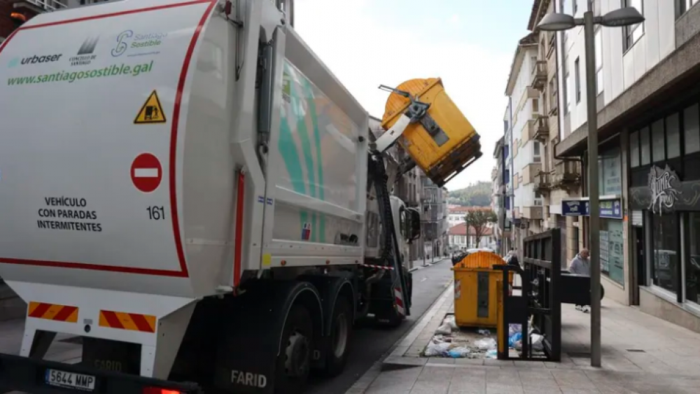 El servicio de recogida de basuras de Santiago amenaza con una huelga indefinida a partir del da 24