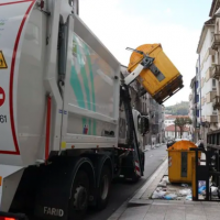 El servicio de recogida de basuras de Santiago amenaza con una huelga indefinida a partir del da 24