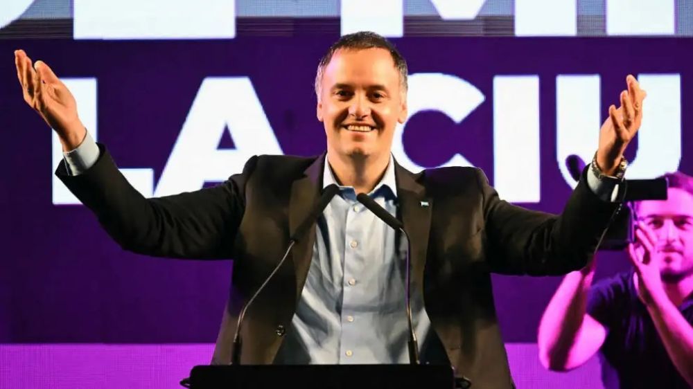 Militantes pagos, tensin entre organizaciones y el respaldo absoluto de Nacin: cmo fue el cierre de campaa de Adorni