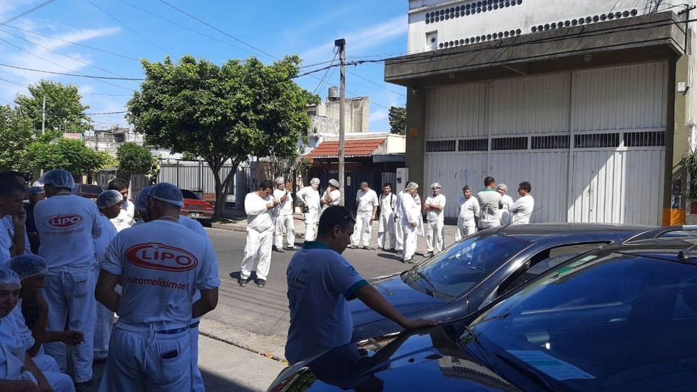 Paro total en la fbrica de caramelos Lipo: Trabajadores denuncian sueldos impagos y vaciamiento