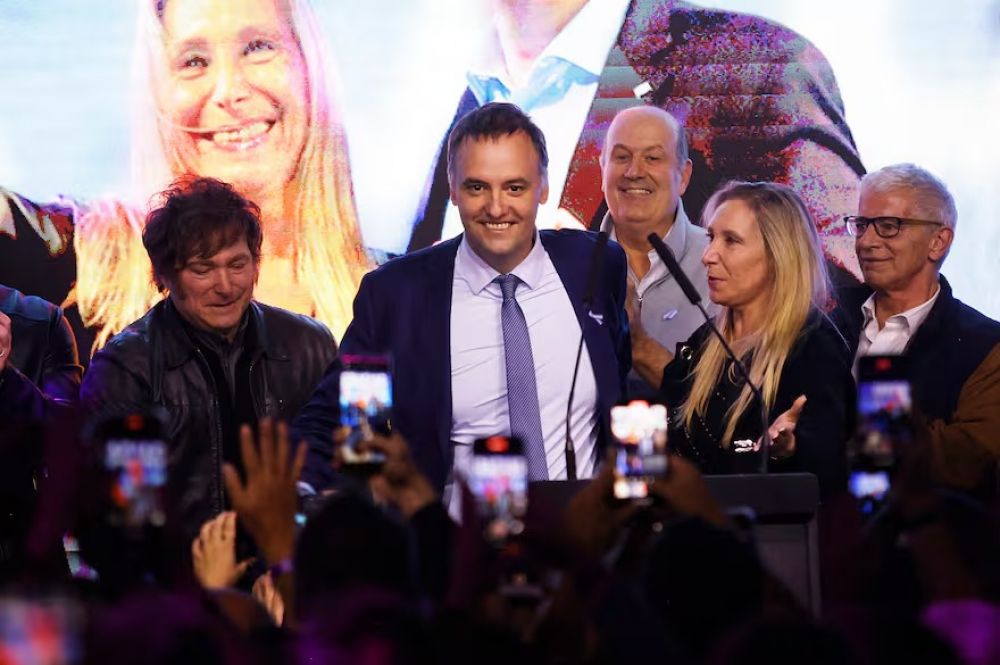 Adorni dice que asumir como legislador porteo en diciembre y ya se habla de su eventual reemplazo