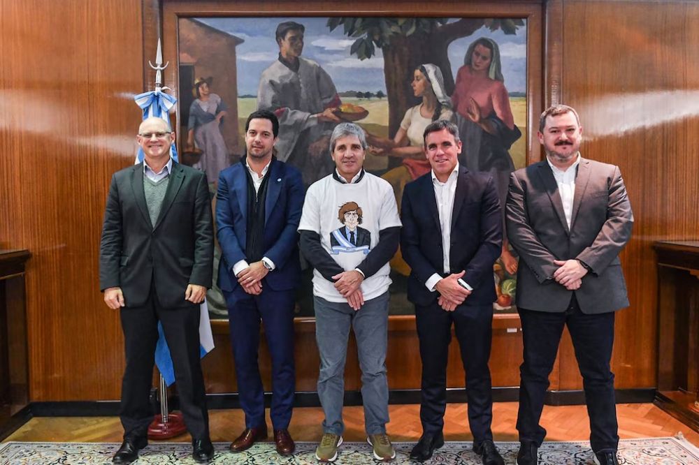 Los billetes “del colchón”: el Gobierno quiere impulsar la venta de autos en dólares y que se puedan pagar en cuotas