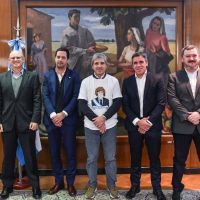 Los billetes “del colchón”: el Gobierno quiere impulsar la venta de autos en dólares y que se puedan pagar en cuotas