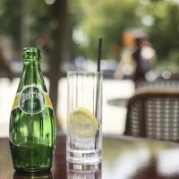 Francia: denuncian que el Gobierno encubrió prácticas ilegales de Nestlé con agua mineral