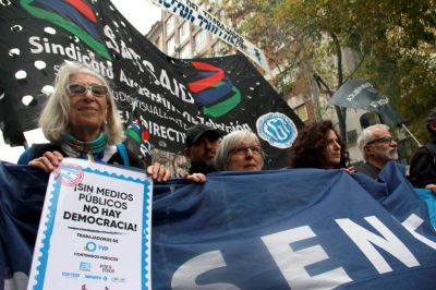 Los gremios de los medios públicos ya sienten la presión que impone el ajuste salarial