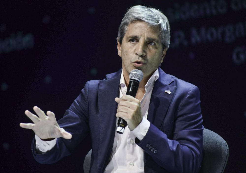 A la caza de dlares, Caputo acepta prorrogar la baja de algunas retenciones