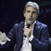 A la caza de dólares, Caputo acepta prorrogar la baja de algunas retenciones