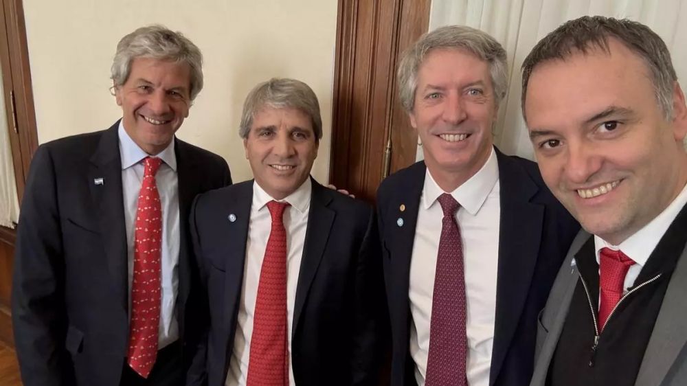 Aumentar reservas, frenar el dlar y la lupa sobre el lavado: claves y dudas del blanqueo que anunci el Gobierno