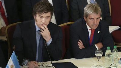 Fuga libre: voraz de dólares, Caputo acelera negocios por mano propia