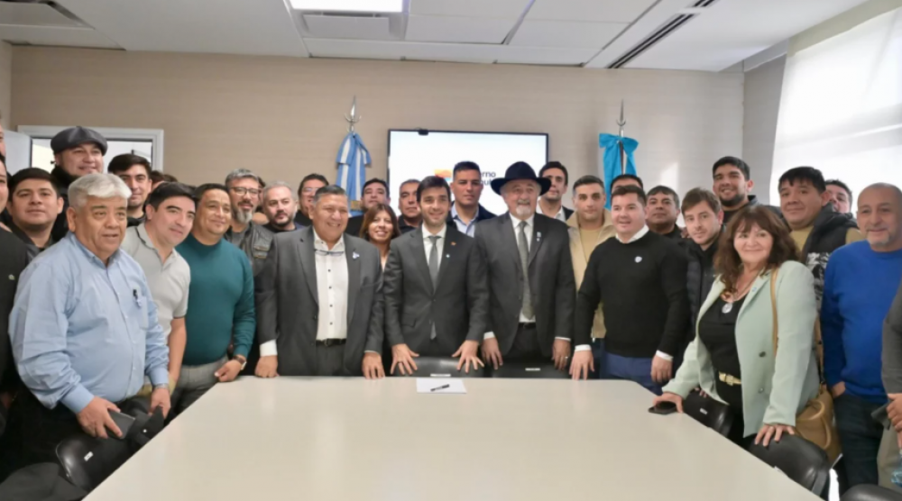 Torres encabez la firma de un Acuerdo de Competitividad para fortalecer la actividad en la Cuenca del Golfo