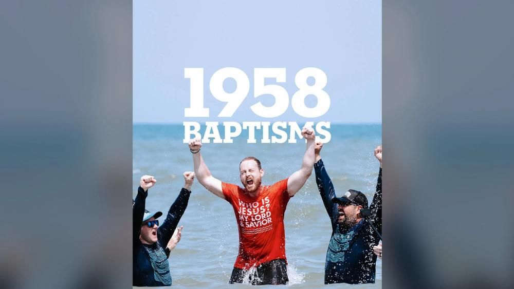 El espritu de Dios se mueve: iglesia de Florida bautiza a casi 2,000 personas en la playa