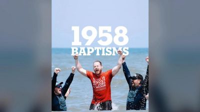 El espritu de Dios se mueve: iglesia de Florida bautiza a casi 2,000 personas en la playa
