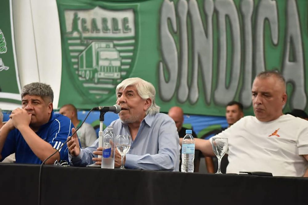 Moyano pidi la reapertura de su paritaria, busca de piso recuperar los 7 puntos que perdi el ltimo trimestre y abre un test salarial caliente para los libertarios