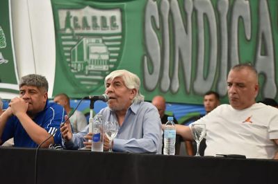 Moyano pidió la reapertura de su paritaria, busca de piso recuperar los 7 puntos que perdió el último trimestre y abre un test salarial caliente para los libertarios