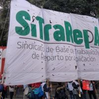 Repartidores por aplicación movilizan a Trabajo: reclaman reconocimiento sindical tras tres años de espera