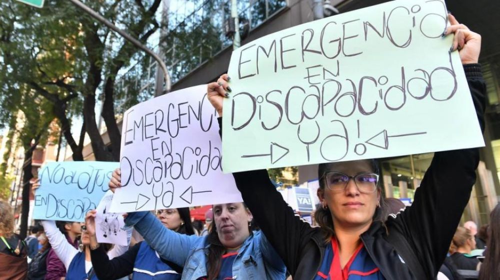 Personas con discapacidad se movilizan al Congreso para exigir una Ley de Emergencia