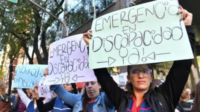 Personas con discapacidad se movilizan al Congreso para exigir una Ley de Emergencia