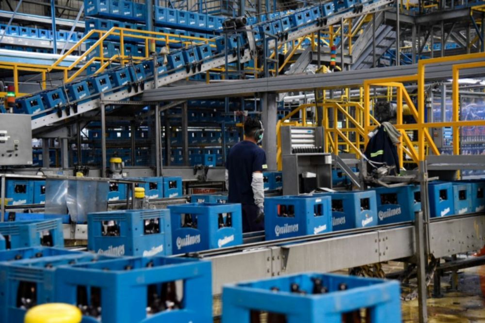Por la drstica cada del consumo masivo, Cervecera Quilmes prepara un indito parate en su planta central y obliga a sus empleados a adelantar vacaciones
