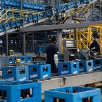 Por la drástica caída del consumo masivo, Cervecería Quilmes prepara un inédito parate en su planta central y obliga a sus empleados a adelantar vacaciones