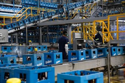 Por la drástica caída del consumo masivo, Cervecería Quilmes prepara un inédito parate en su planta central y obliga a sus empleados a adelantar vacaciones