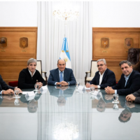 Un gobernador firmó el convenio para adherir al plan “dólares del colchón” y el Ejecutivo busca sumar más provincias