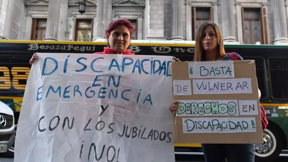 La oposicin se apalanca en el descontento social para impulsar una sesin por fondos para discapacidad y jubilaciones