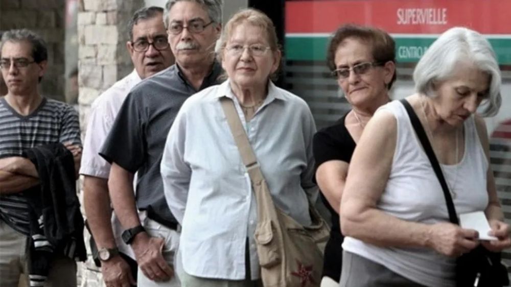 Las jubilaciones perdieron entre 3% y 15% real en lo que va de Milei