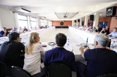 Post acto del MDF, Kicillof rene a su tropa de intendentes en un almuerzo en Gobernacin