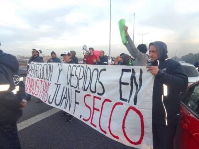 Trabajadores de la industria elctrica Secco cortaron Camino del Buen Ayre para reclamar contra despidos
