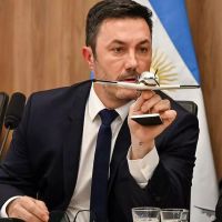 Entre gritos de la oposición y rodeado de 60 asesores, Petri defendió que las FFAA detengan civiles en la frontera norte