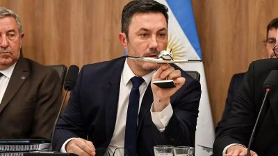 Entre gritos de la oposicin y rodeado de 60 asesores, Petri defendi que las FFAA detengan civiles en la frontera norte