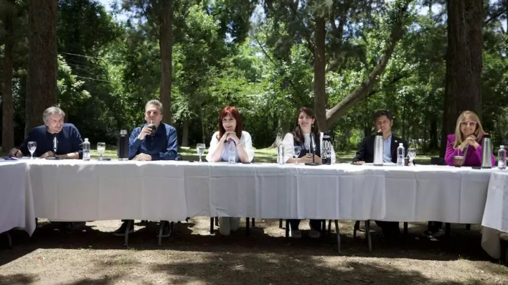 Cristina y Kicillof buscan armar una mesa con Massa e intendentes para repartirse los lugares en las listas
