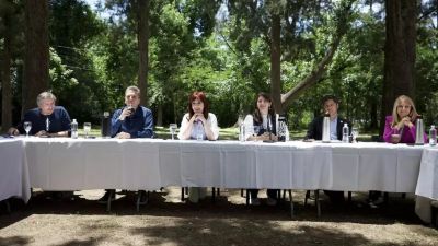 Cristina y Kicillof buscan armar una mesa con Massa e intendentes para repartirse los lugares en las listas