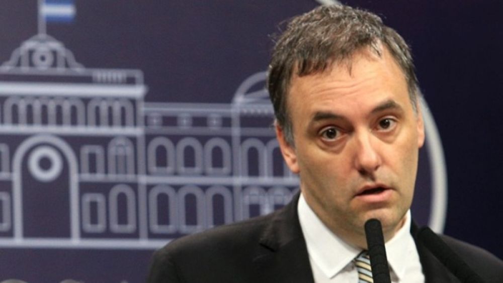 Adorni se quejo del paro y los pilotos lo mandaron a pagarse los pasajes: Te traje de Iguazu de arriba