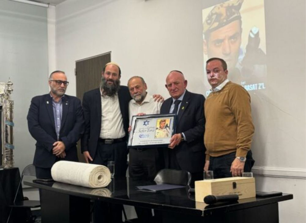 Se termina de escribir en la DAIA el Sfer Tor en memoria de los jaialim cados desde el 7 de Octubre