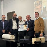 Se termina de escribir en la DAIA el Sfer Tor en memoria de los jaialim cados desde el 7 de Octubre