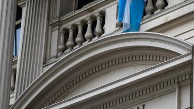 El BCRA acumuló dólares vía deuda y se viene un semestre adverso