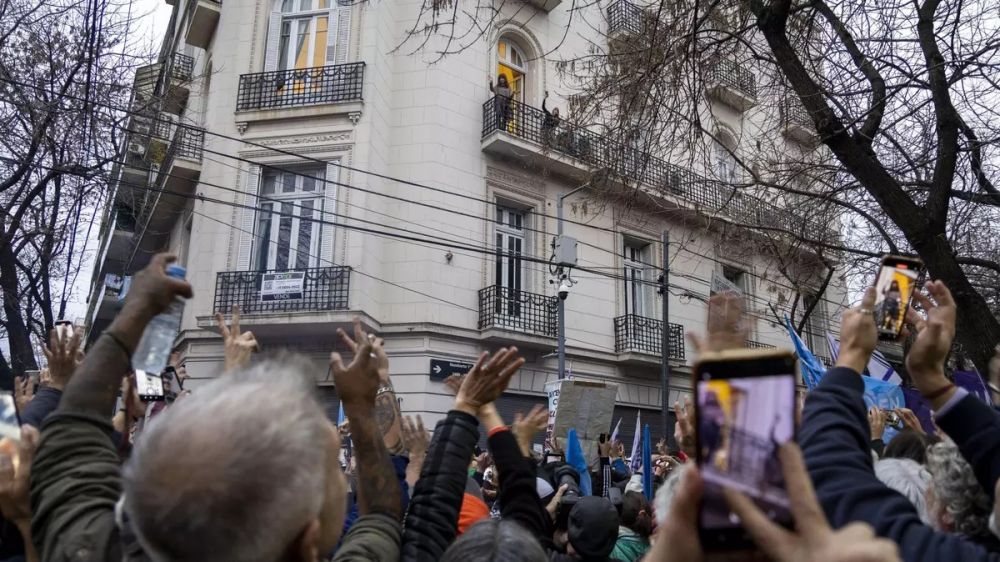 Cristina refuerza con la CGT su movilizacin a los tribunales y Milei la desafa con un acto en la Polica Federal