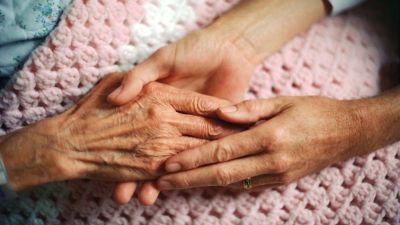 Len XIV pidi defender la dignidad de los enfermos graves