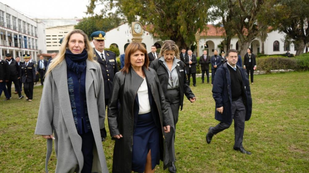 Bullrich mand a requisar colectivos y a pedir documento a los pasajeros de trenes