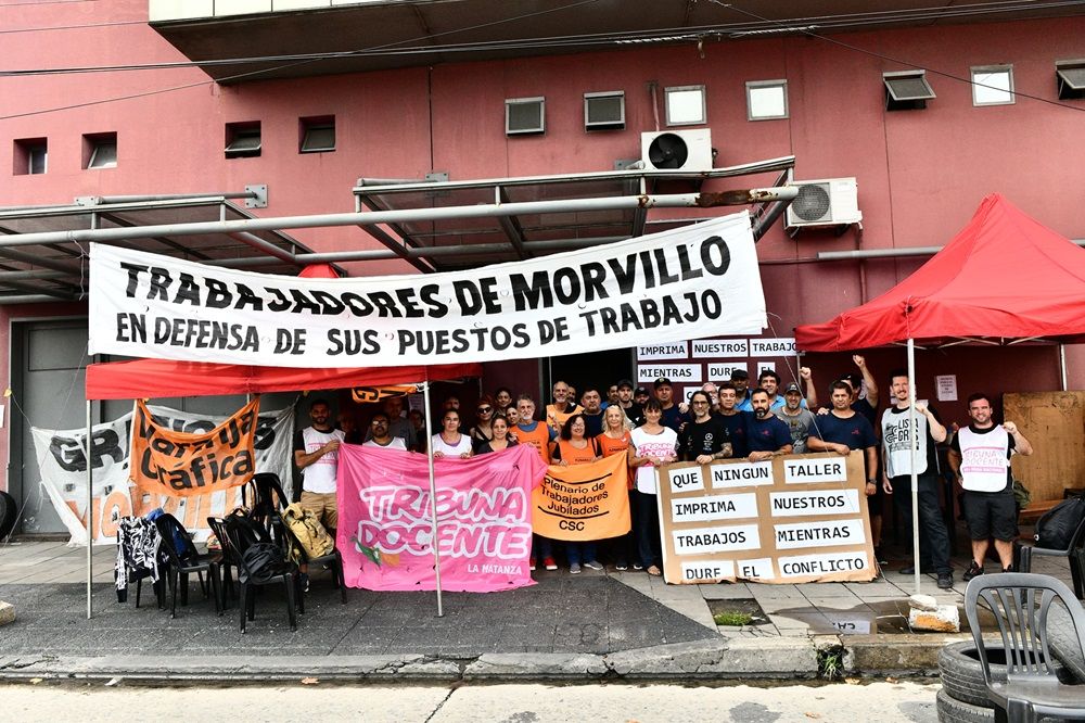 Pasados 114 das de los despidos y la ocupacin de la planta, los grficos de Morvillo van al Puente Pueyrredn para buscar una salida