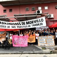 Pasados 114 das de los despidos y la ocupacin de la planta, los grficos de Morvillo van al Puente Pueyrredn para buscar una salida