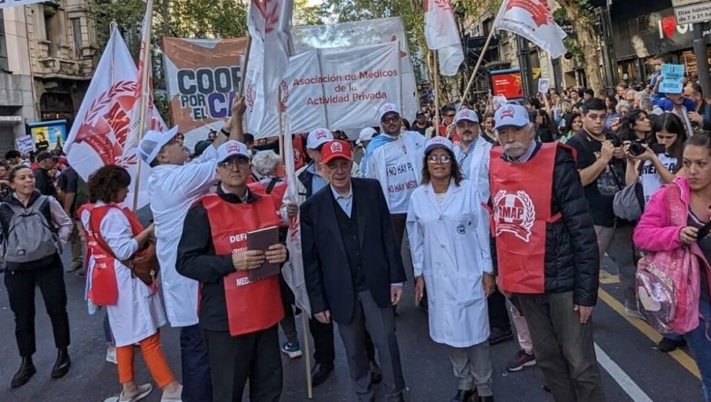 Los mdicos del sector privado se suman a los reclamos contra el Gobierno por la cada salarial