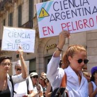 Nuevo ajuste en ciencia y técnica: fusionan organismos y advierten más despidos en el Estado