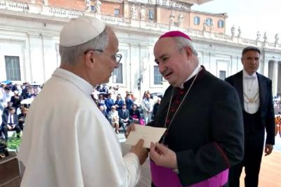 Los obispos argentinos invitaron formalmente al papa Len XIV a visitar la tierra de Francisco