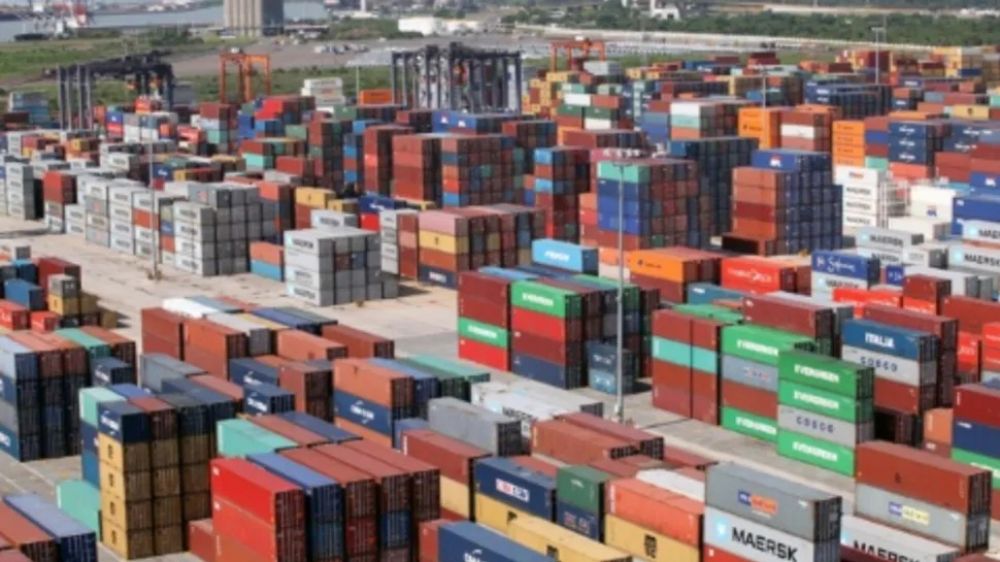 El atraso cambiario y la apertura achicaron un 77% el supervit comercial