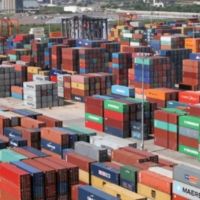 El atraso cambiario y la apertura achicaron un 77% el superávit comercial
