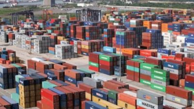 El atraso cambiario y la apertura achicaron un 77% el superávit comercial